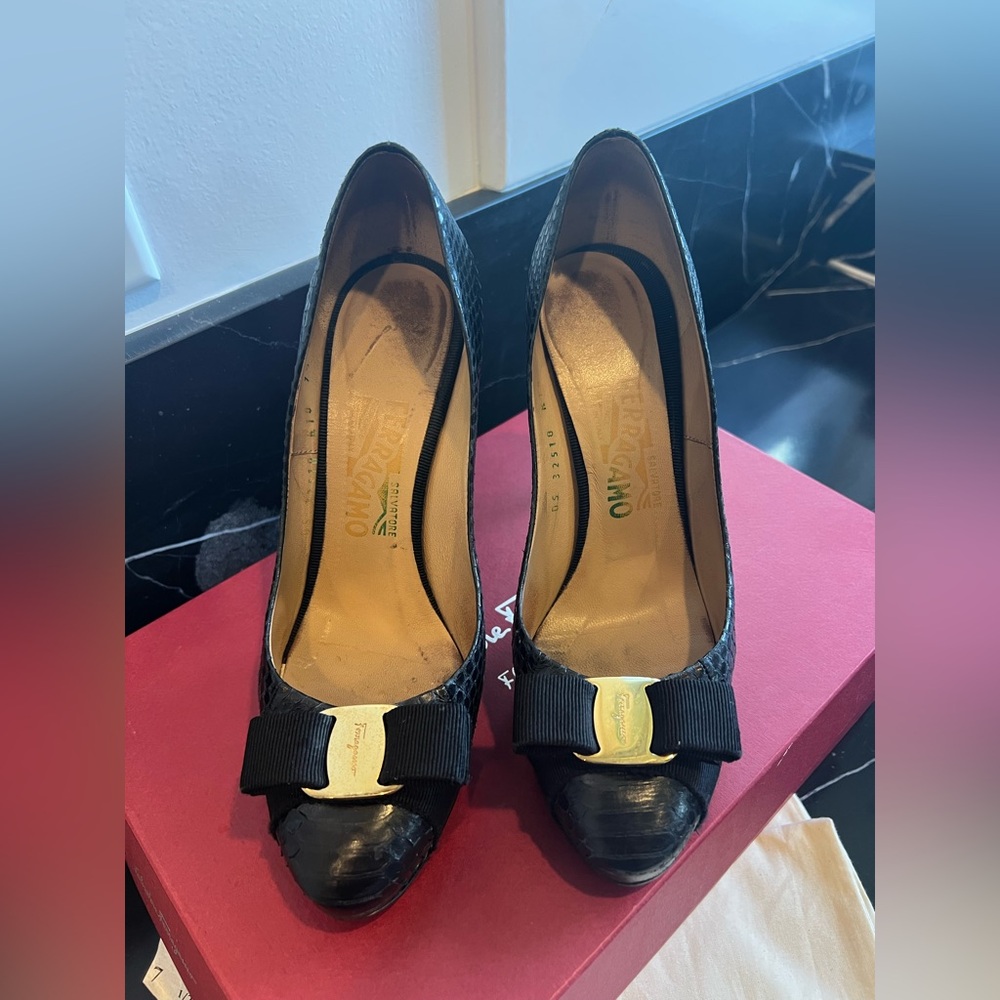 Salvatore Ferragamo Black Reptile bow pumps, 7 1/2
